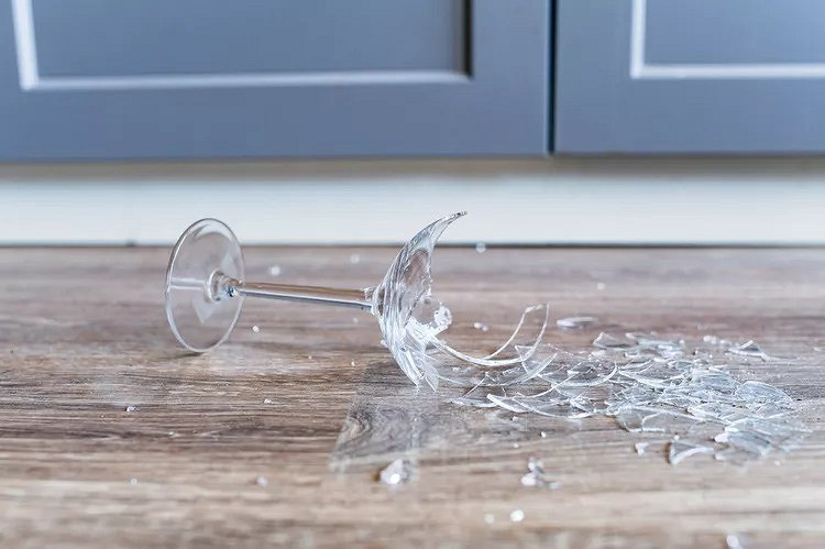 Как быстро и безопасно убрать разбитое стекло