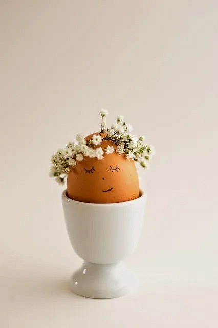 Пасхальное яйцо в цветке