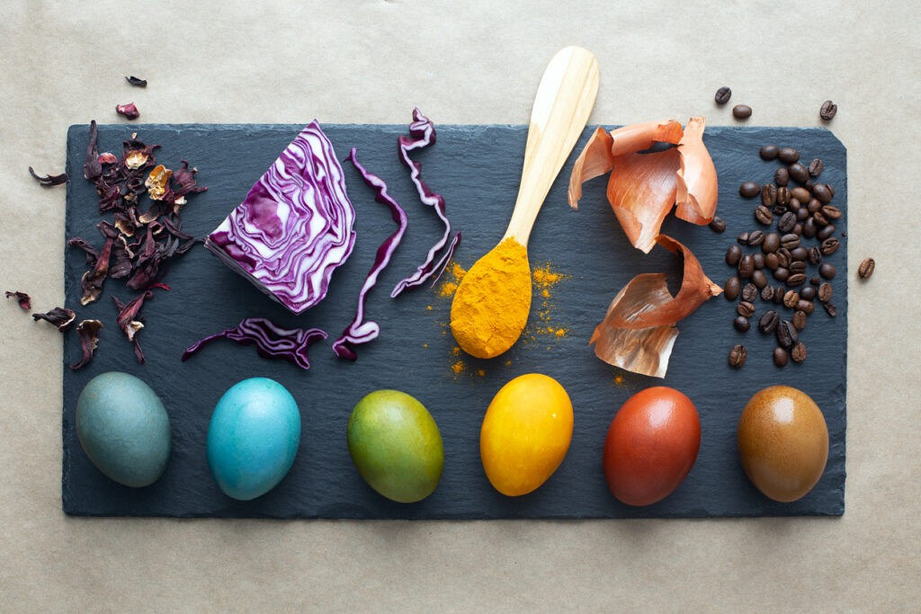 Небанальные идеи: как покрасить яйца на Пасху своими руками