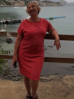 Работа с названием Красное пляжное платье