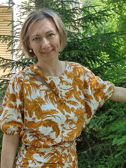 Костюм из льна с желтыми листьями: юбка и блузка