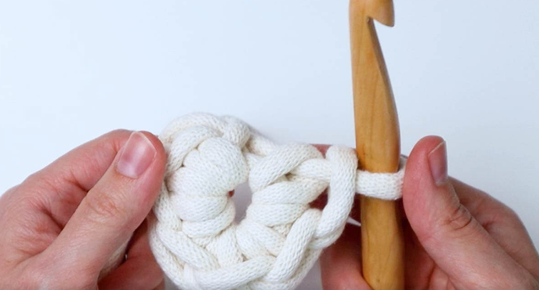Создание вязаных ковриков для пола с помощью спиц. Пошаговая инструкция