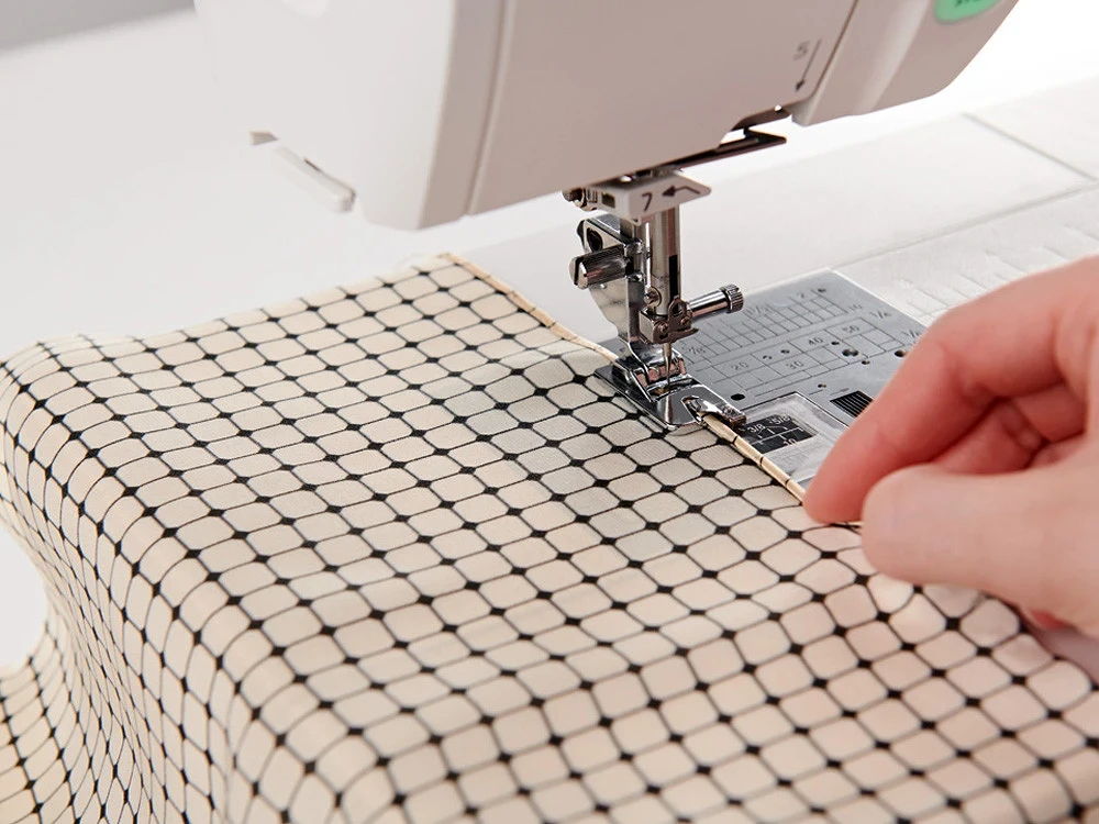 Как подшить шёлковый платок: 3 простых способа обработки срезов