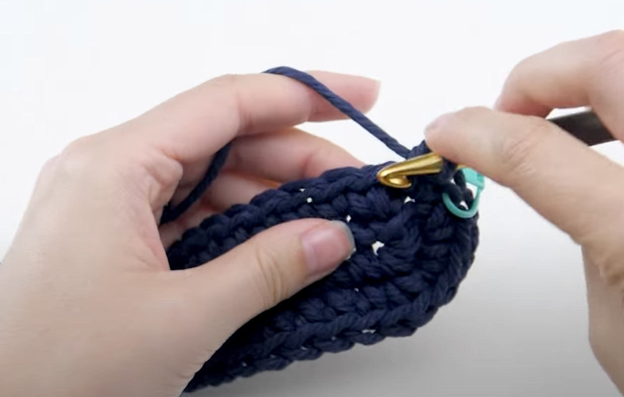 Начинаем вязать – Видео уроки вязания » Как связать красиво ремешок для сумки или пояс