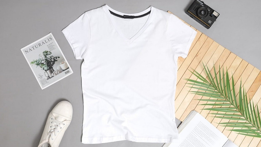 Как отстирать белую футболку: главные правила стирки и гид по разным пятнам