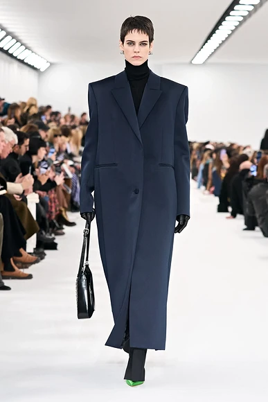 Пальто, тренч, пончо: верхняя одежда для деловой весны 2020