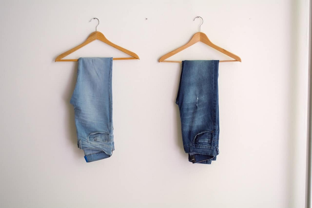 Как отстирать джинсы: правила стирки + гид по разным пятнам