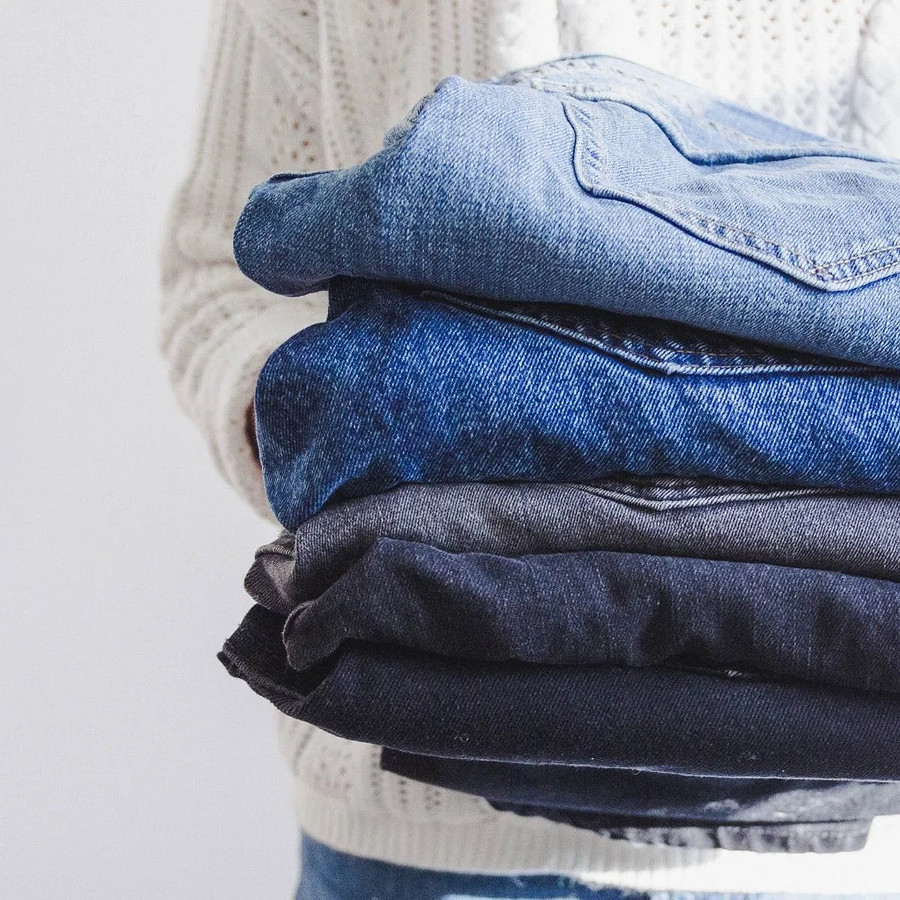 Как отстирать джинсы: правила стирки + гид по разным пятнам