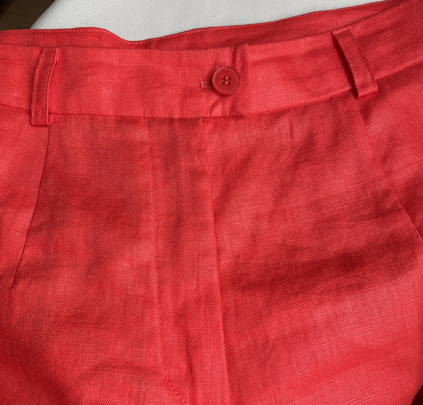 Красные брюки от Таис
