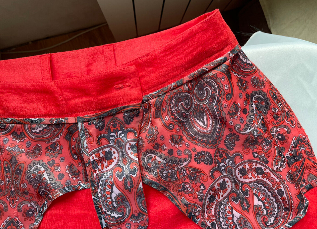 Красные брюки от Таис
