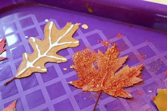 Цветок из листьев. Аппликация на тему Осень. Осенние поделки из цветной бумаги для детей.