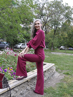 Работа с названием Пурпурно-бордовые блуза и брюки
