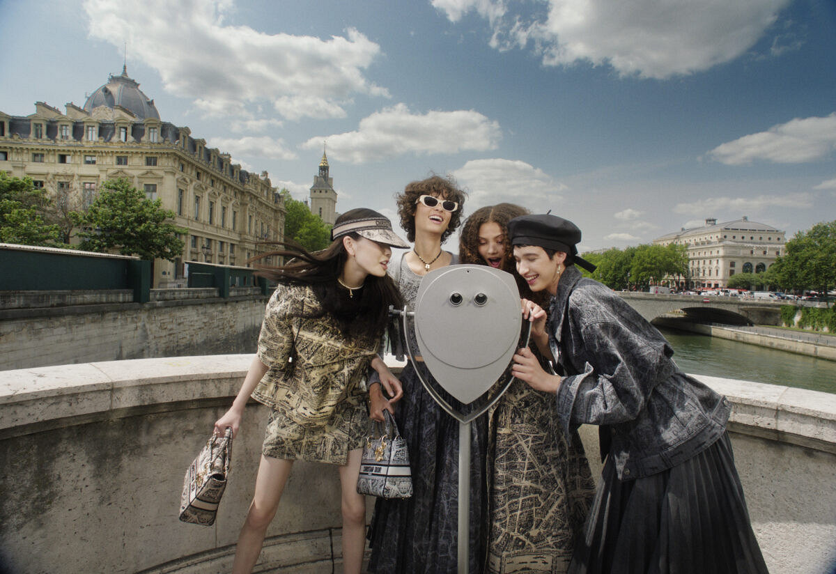 Карта Парижа стала центральной темой новой коллекции Dior