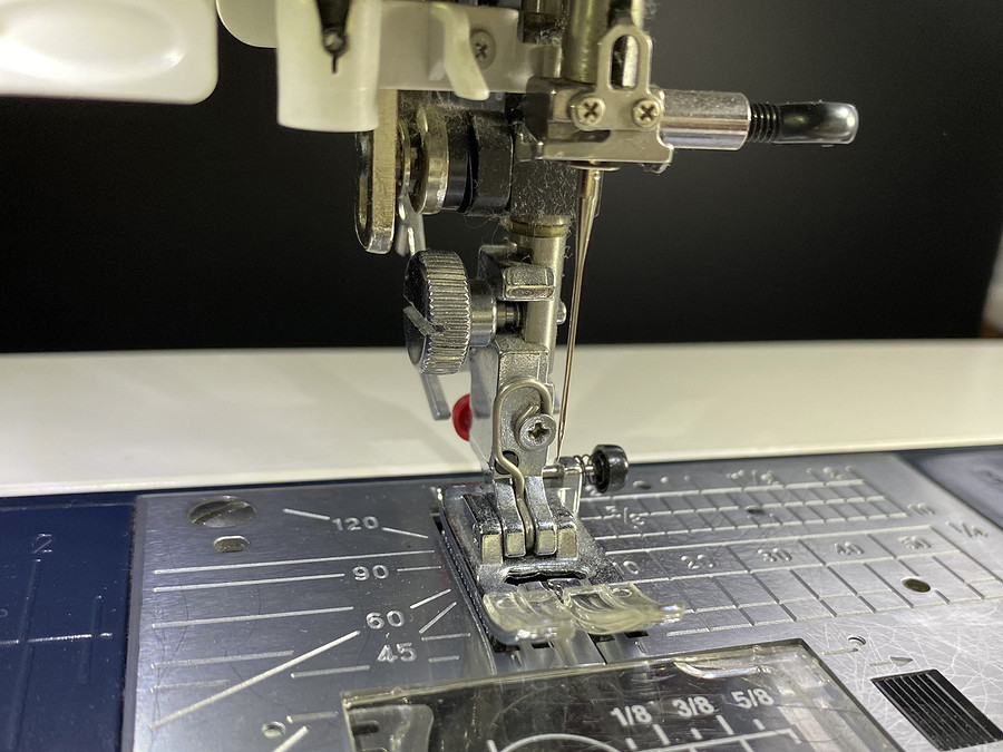 Как вставить иглу в швейную машинку легко и без ошибок