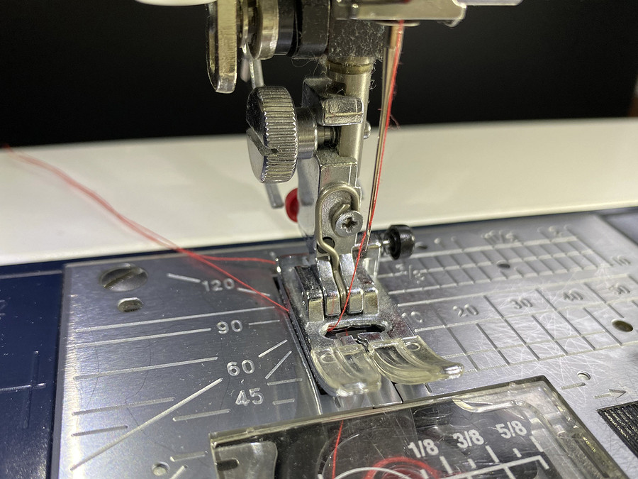 Как вставить иглу в швейную машинку легко и без ошибок