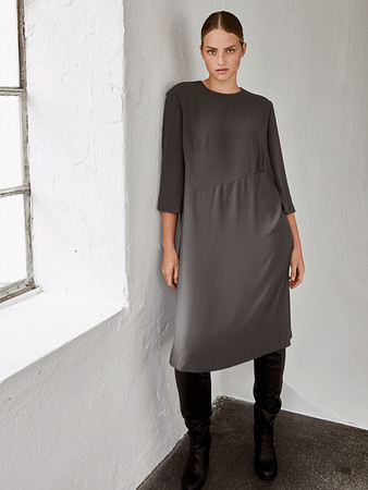 Модель платья с асимметричными рельефными швами