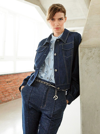 Модель джинсовой куртки с широкими присборенными рукавами