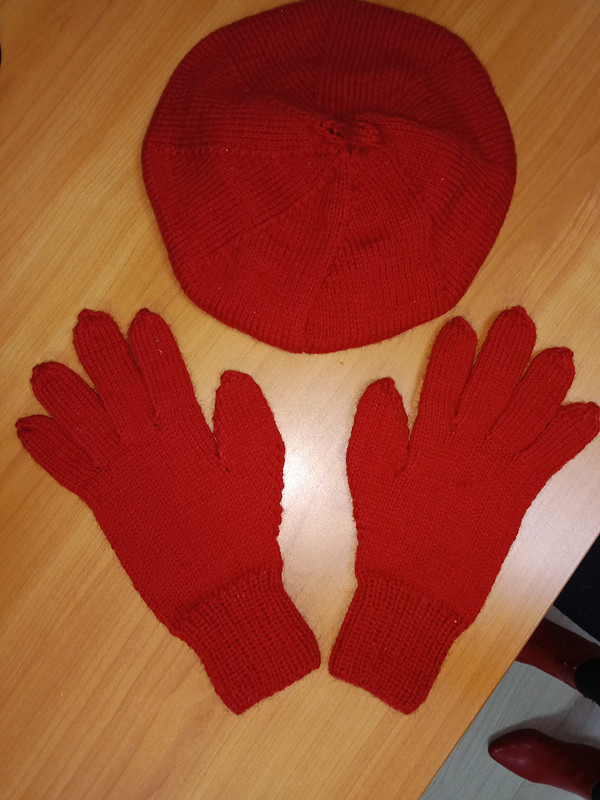 Перчатки и красный беретик от natcher
