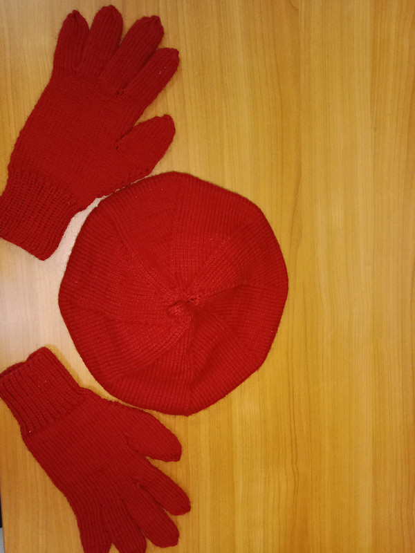 Перчатки и красный беретик от natcher
