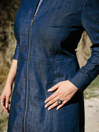 Модель джинсового платья расклешенного силуэта  детали