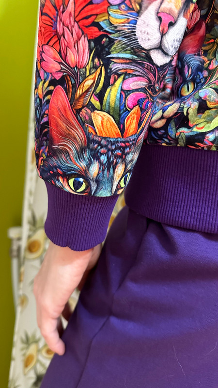 Брючный костюм «Кошачьи метаморфозы (фиолетовый)» от Julietta Vizer