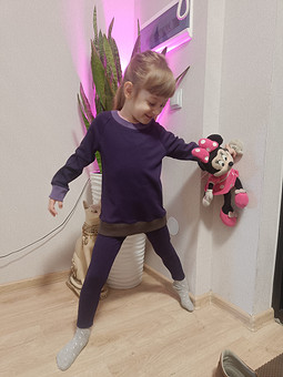 Работа с названием Детский трикотажный костюм: джеггинсы и свитшот