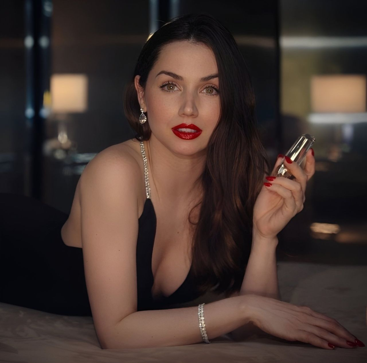 Ана де Армас стала лицом новой кампании Estee Lauder — BurdaStyle.ru