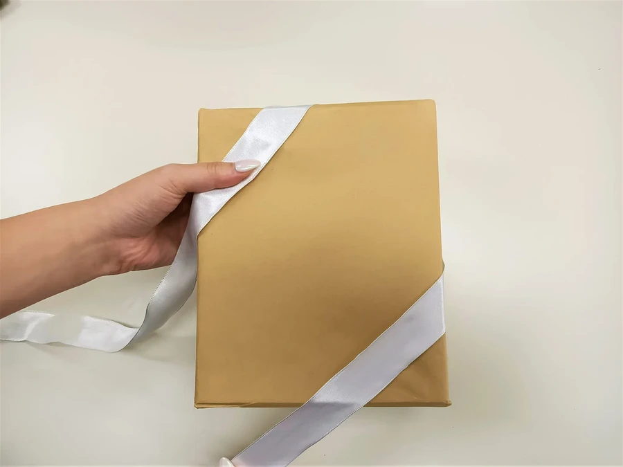 Как завязать бант на коробке с подарком: 6 пошаговых инструкций + видео