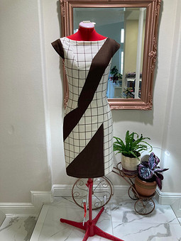 Работа с названием Платье с геометрическими рельефными деталями в стиле колор-блокинг