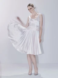 Платье с облегающим лифом и открытой спиной