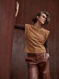 Приталенная блузка с боковыми планками