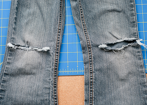Как украсить джинсы яркими заплатками