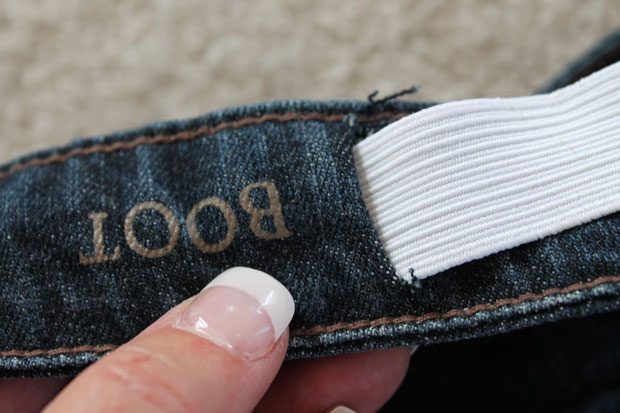 Как застегнуть джинсы, которые стали малы (с помощью резинки)