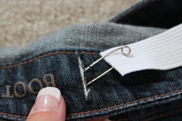 Работаем руками: как ушить джинсы в талии без швейной машинки