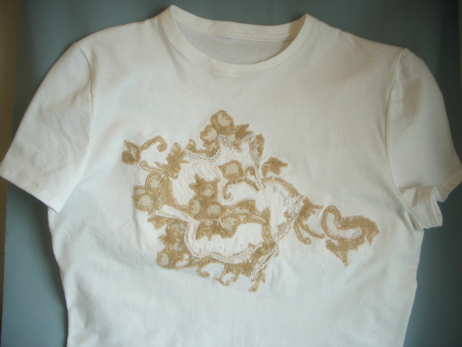 Декор футболки аппликацией с кристаллами Swarovski®