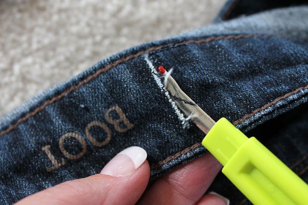Уменьшаем джинсы в поясе при помощи резинки