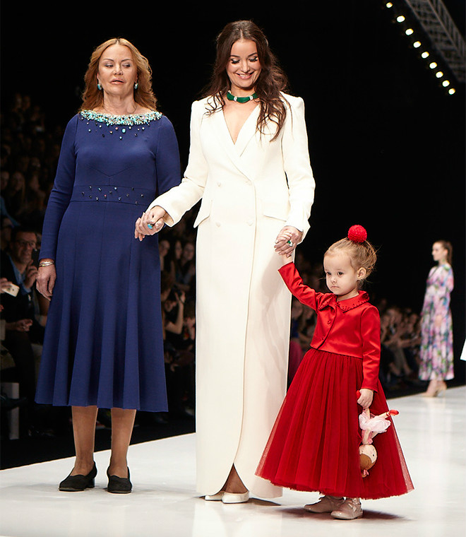 Коллекцию Oksana Fedorova на Неделе моды в Москве представили мама и дочь телеведущей 