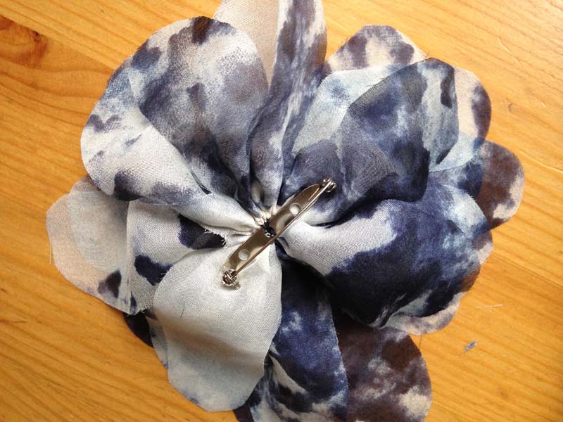 Как сделать цветок из ткани: очень простой способ