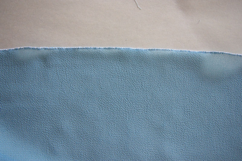 Оверлок тонкая ткань. Обработанный край ткани. Обработка края ткани. Шов на ткани. Шов без оверлока.
