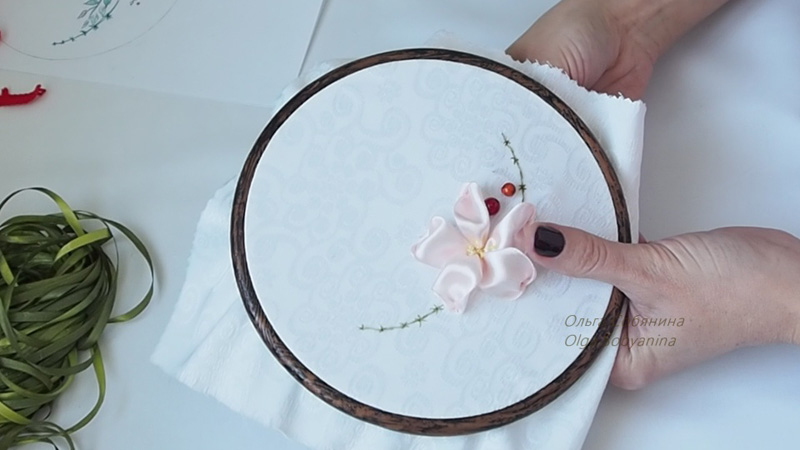Вышивка лентами для начинающих: миниатюра с цветком