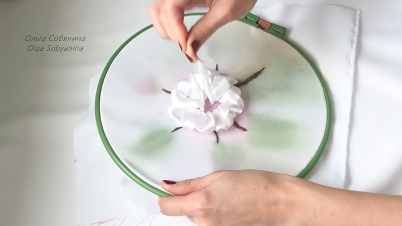Как вышить лентами цветок шиповника