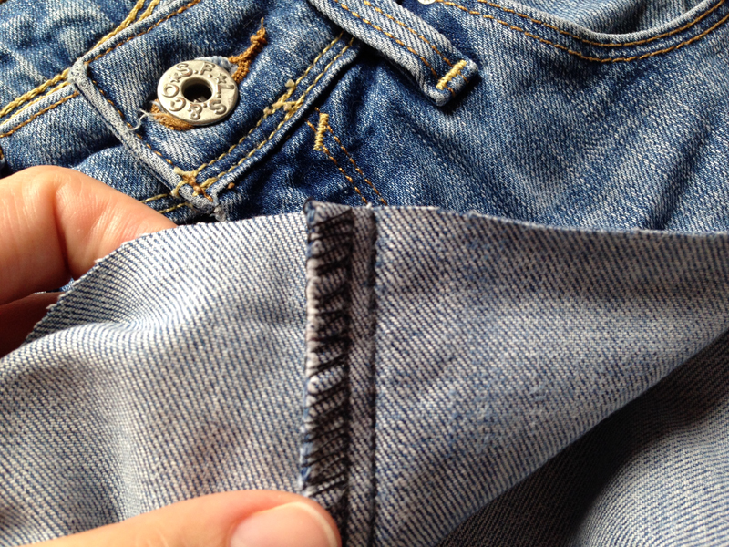 Как подшить джинсовые шорты с помощью пластины для трудных мест 