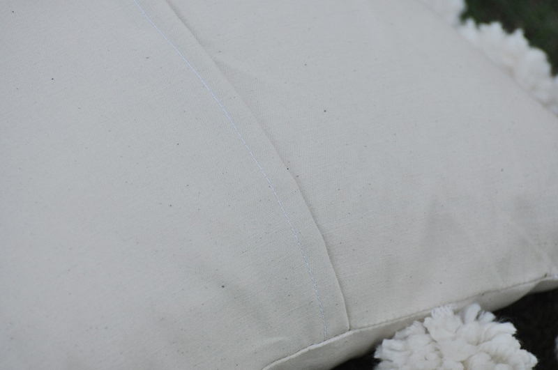 Снежные помпоны: декор подушки своими руками