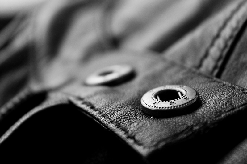 Кнопки и крючки для одежды: виды, отличия, применение