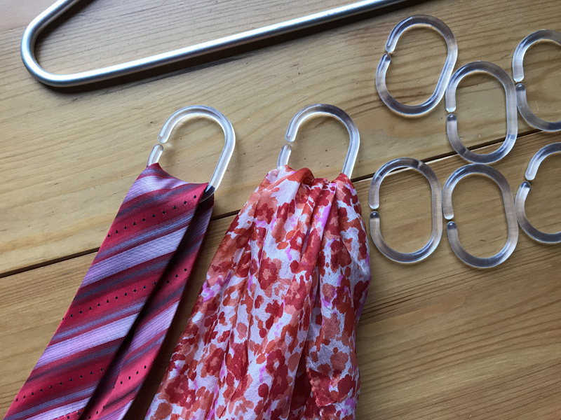 Лайфхак: как хранить шарфы и галстуки с помощью колец для штор