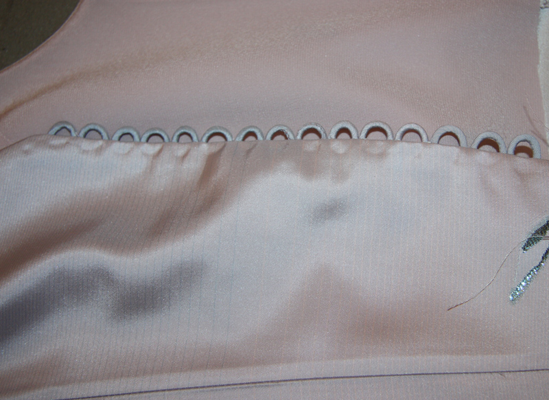 Застежка платья на навесные петли с обтяжными пуговицами