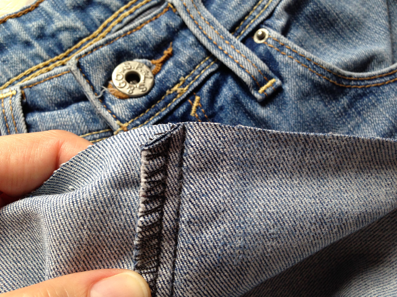 Как подшить джинсовые шорты с помощью пластины для трудных мест 