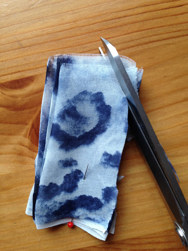 Как сделать цветок из ткани: очень простой способ