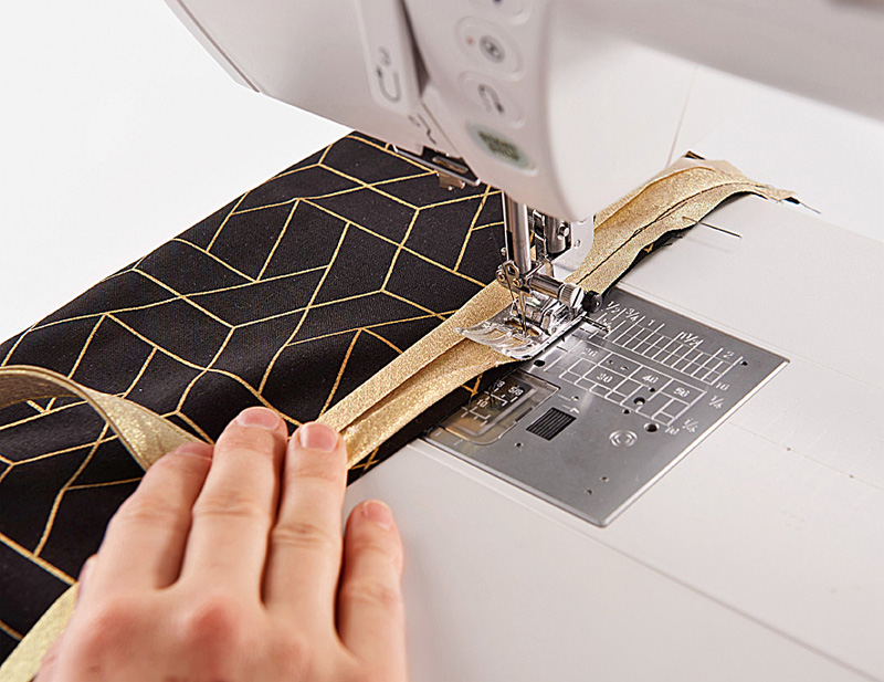 Особенности выбора ткани для пошива чехла для одежды | Интернет магазин Текстиль Контакт