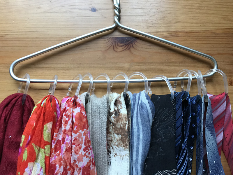 Лайфхак: как хранить шарфы и галстуки с помощью колец для штор